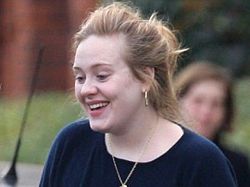 Adele deja Londres por temor a que smog esté dañando su voz