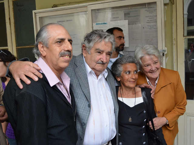 Usuarios de Vilardebó entregan artesanía a Mujica