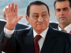 Mubarak vuelve al banquillo de acusados al reanudarse juicio