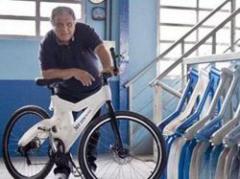 Artista uruguayo crea bicicleta ecológica con plástico reciclable