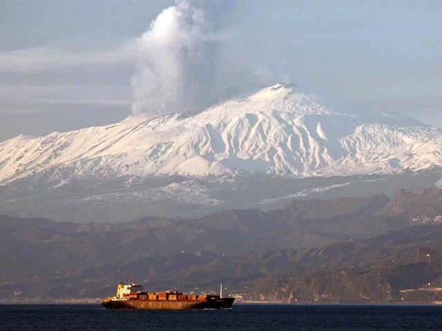 Volcán Etna entró en erupción y creó una nube de cenizas