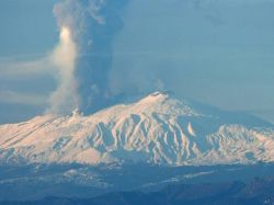 Volcán Etna entró en erupción y creó una nube de cenizas