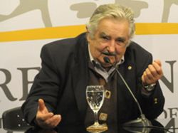 Mujica habló en Colonia sobre los desafíos para este 2012