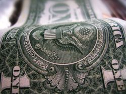 Dólar cerró otra vez a la baja