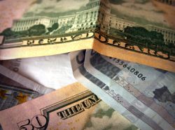 Leve baja del dólar