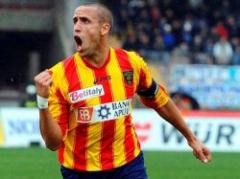 Giacomazzi convierte gol de la victoria del Lecce ante Inter