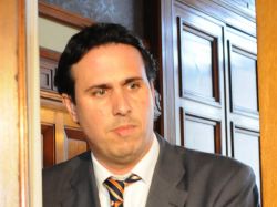 Gobierno extiende "alerta máxima" por incendios