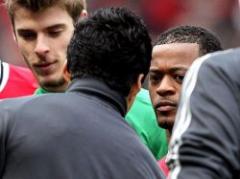 Suárez finalmente se disculpó por negarle el saludo a Evra