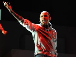 Critican presencia de Chris Brown en los premios Grammy