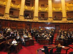 Diputados aprobó rebaja del IVA y suba en IRPF e IASS