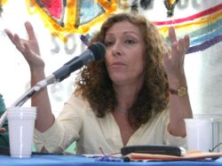 Reclaman "participación digna de mujeres" en política