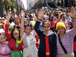 Multitudinario homenaje al Chavo del Ocho en México