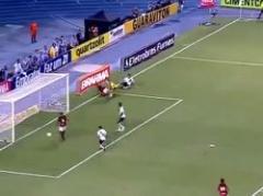 Erró un gol imposible en un clásico y quedó eliminado