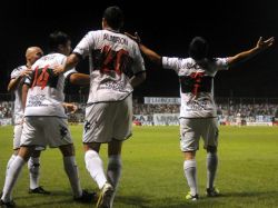 Olimpia le ganó 2 a 1 en Asunción a Lanús y sube en la tabla