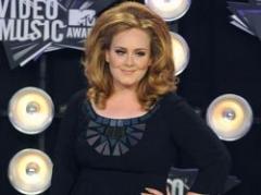 Millonaria oferta a Adele por mostrar su belleza