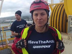 Barco parte hacia el Ártico tras protesta de Greenpeace