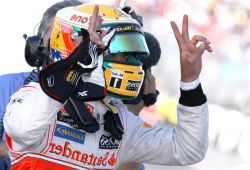 Hamilton logró la primera "pole" del año en Australia