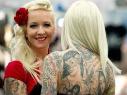 Mujeres y hombres tatuados en Convención de Frankfurt