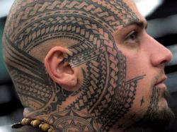 Mujeres y hombres tatuados en Convención de Frankfurt