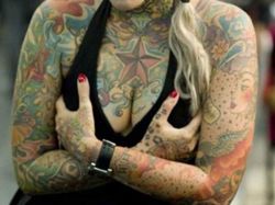 Mujeres y hombres tatuados en Convención de Frankfurt