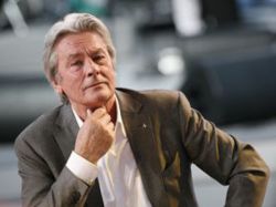 Alain Delon fue operado de una arritmia en París