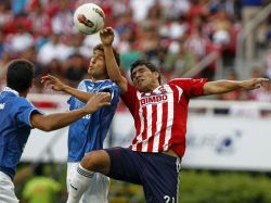 Vélez deja a Chivas cerca de la eliminación