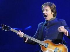 McCartney en pantalla gigante en capital e interior