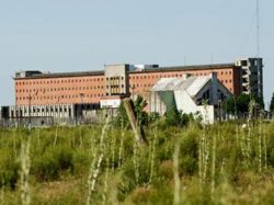 Investigan cómo el recluso muerto estaba con un arma