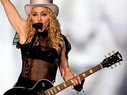 Madonna retrasa gira mundial y fracasa en nuevo disco