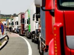 Centenares de camiones varados en frontera con Brasil