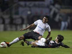 Corinthians pasa a semifinales con un gol agónico