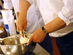 Japonés cocina sus genitales en banquete para cinco personas Japonés cocina sus genitales en banquete para cinco personas