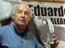 Galeano recibe premio en España y habla de fútbol