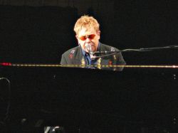 Elton John vuelve a cantar tras ser hospitalizado