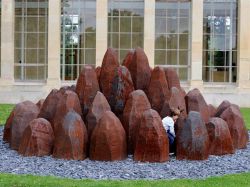 Esculturas de Nash expuestas entre árboles de Kew Gardens