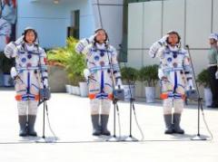 Astronautas chinos entran por primera vez al módulo espacial