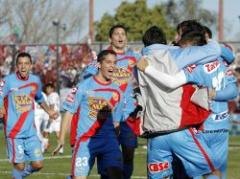 Arsenal campeón, San Lorenzo por Bueno va a promoción