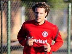 Forlán destacó en su primera práctica de fútbol