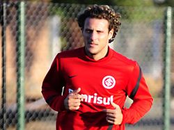 Forlán destacó en su primera práctica de fútbol