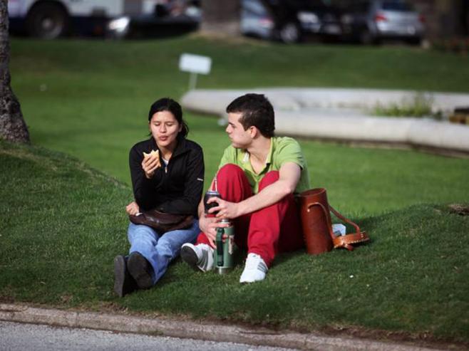 El 25 % de los jóvenes latinos ni estudia ni trabaja