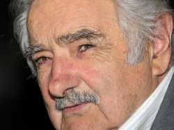 Mujica es más honesto que Fernández, según argentinos