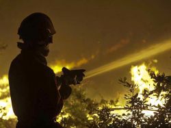 Récord de calor y olas de incendios azotan España