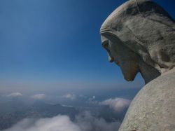 La bandera olímpica llega hasta el Cristo Redentor de Río