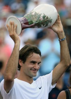 Federer derrota a Djokovic en la final e iguala a Nadal