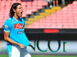 Nápoles asciende en Italia de la mano de un histórico Cavani