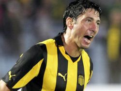 Olivera llevó a Peñarol a conseguir su primer victoria