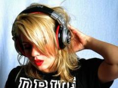 La música con alto volumen puede dañar nuestros oídos