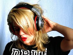 La música con alto volumen puede dañar nuestros oídos