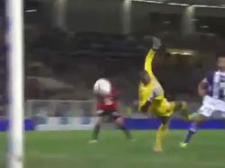 Increíble gol de cabeza de un arquero en los descuentos