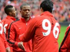 Evra celebró el saludo con Suárez y gozó por el triunfo